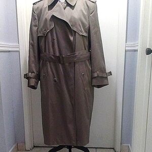 Trench Coat Men's Beige Towne from London Fog. 40 short.